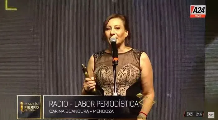 Carina Scandura agradeciendo su premio.